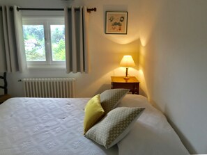 3 camere, una scrivania, ferro/asse da stiro, culla da viaggio