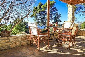 Outdoor dining - LIVE A FAIRY TALE  RESTING YOUR BODY AND SOUL WITH A GREAT VIEW OF THE SEA (Nerotrivia)