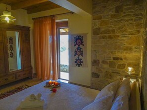 3 bedrooms, in-room safe, iron/ironing board, travel cot