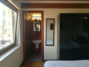 3 slaapkamers, een strijkplank/strijkijzer, gratis wifi, beddengoed