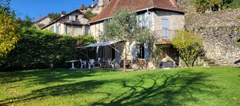 CHARMING LITTLE HOUSE IN LOT IN STONE AND STUD