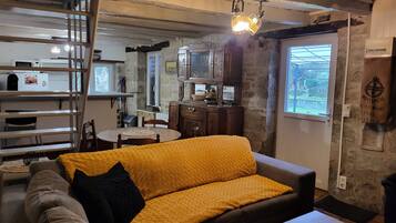 Smart-tv, een open haard, boeken en een stereo