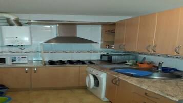 Een koelkast, een magnetron, een oven, een koffiezetapparaat/waterkoker