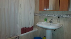 Duschwanne, Haartrockner, Bidet, Handtücher