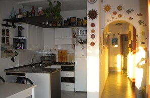 Frigorifero, microonde, forno, piano cottura