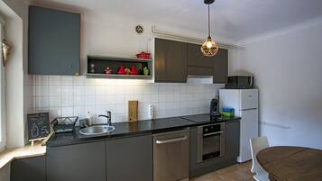 Een koelkast, een microgolfoven, een oven, een kookplaat