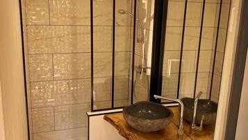 Douche, sèche-cheveux, serviettes fournies, savon