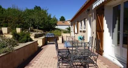 Belle villa individuelle de trois chambres avec piscine privée et beaux jardins