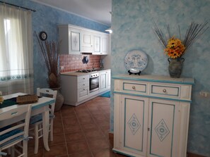 Réfrigérateur, four, plaque de cuisson, cafetière/bouilloire