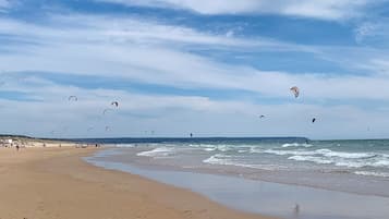 Playa en los alrededores y camastros