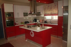 冰箱、微波炉、烤箱、炉灶