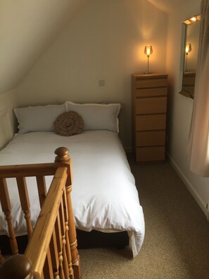 1 bedroom, iron/ironing board, WiFi, bed sheets - 1 Bedroom Apartment with private courtyard. (SOUTHAMPTON)