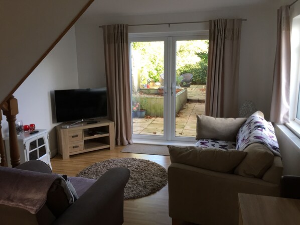 TV - 1 Bedroom Apartment with private courtyard. (SOUTHAMPTON)