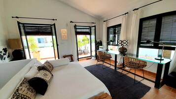 3 slaapkamers, een strijkplank/strijkijzer, reisbedje, gratis wifi