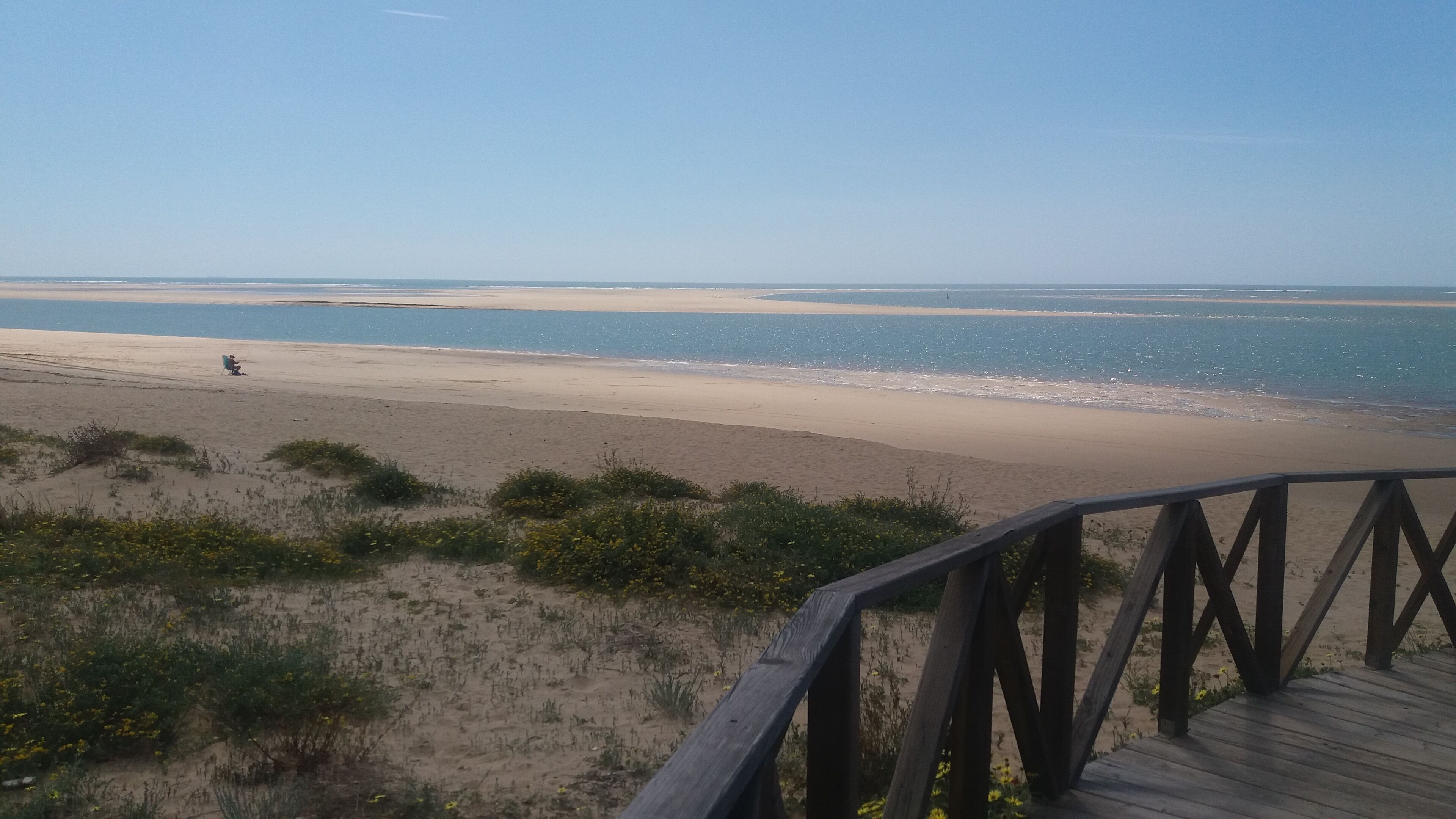 Vlak bij het strand, ligstoelen aan het strand