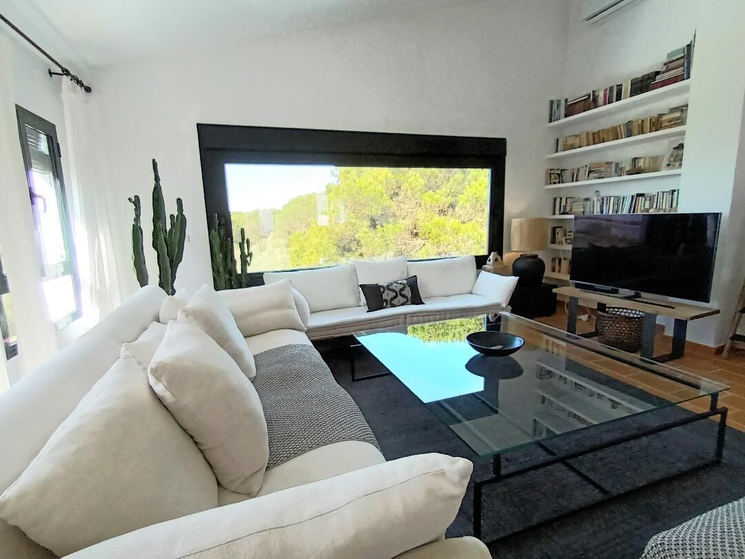 Een smart-tv, een open haard, een dvd-speler en boeken