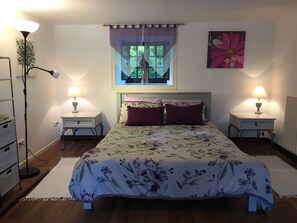 1 bedroom, iron/ironing board, free WiFi, bed sheets - IDEAL FOR COUPLES - Gite with private pool and spectacular views (Saint-Crépin-De-Richemont)