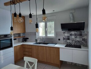 Fridge, oven, stovetop, dishwasher