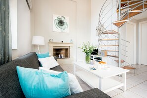 TV, caminetto, lettore DVD, libri