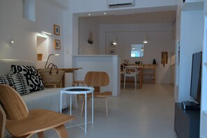 Téléviseur, lecteur de DVD, livres, sélection de musique