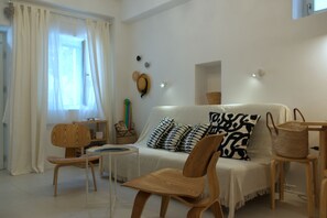 Téléviseur, lecteur de DVD, livres, sélection de musique