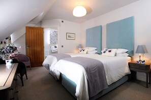 5 bedrooms, desk, iron/ironing board, WiFi