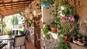 Outdoor dining - Peace and tranquility on the Mountain with sea views (Temisas)