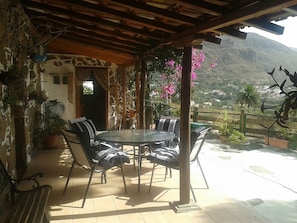 Outdoor dining - Peace and tranquility on the Mountain with sea views (Temisas)