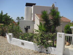 Property grounds - Luxury 5* Villa own Pool & Gardens in La'Azohia. 5 mins walk to Beach. Free WiFi (La'Azohia)