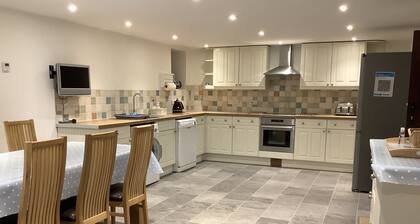 DETACHED BARN CONVERSION. FAMILY FRIENDLY WITH INDOOR POOL, GAMES RM & PLAY AREA