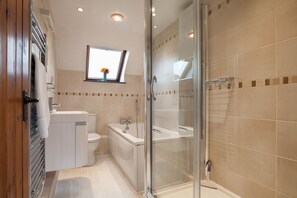 Combined shower/bathtub, hair dryer, towels, soap - DETACHED BARN CONVERSION. FAMILY FRIENDLY WITH INDOOR POOL, GAMES RM & PLAY AREA (Totnes)
