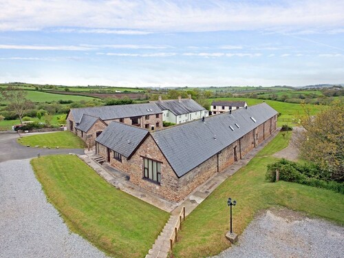 DETACHED BARN CONVERSION. FAMILY FRIENDLY WITH INDOOR POOL, GAMES RM & PLAY AREA