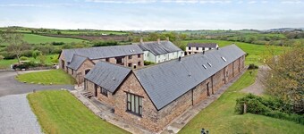 DETACHED BARN CONVERSION. FAMILY FRIENDLY WITH INDOOR POOL, GAMES RM & PLAY AREA