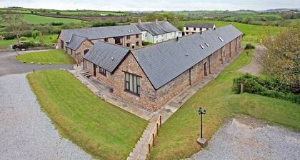 DETACHED BARN CONVERSION. FAMILY FRIENDLY WITH INDOOR POOL, GAMES RM & PLAY AREA