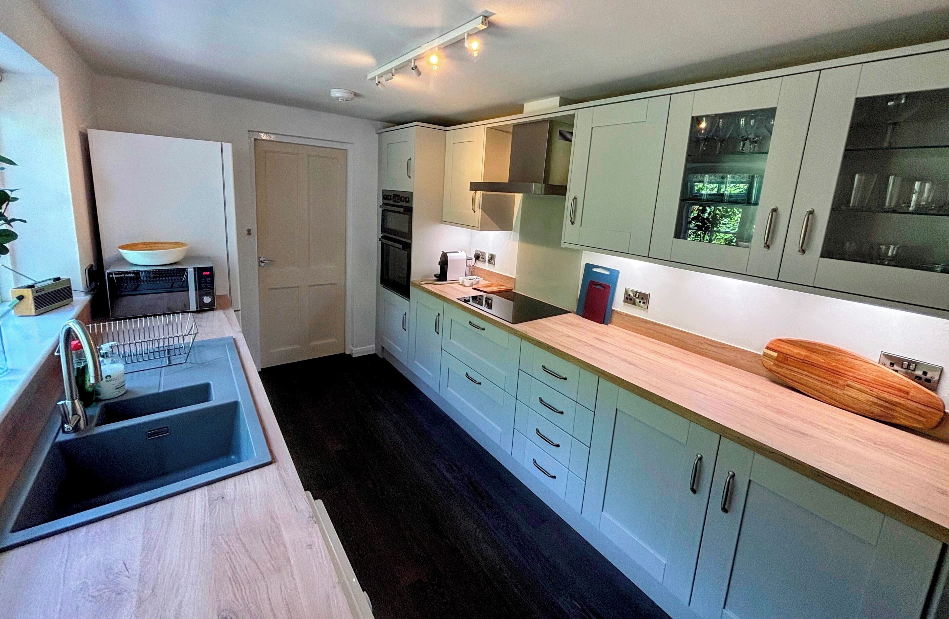 雪櫃、微波爐、焗爐、爐具