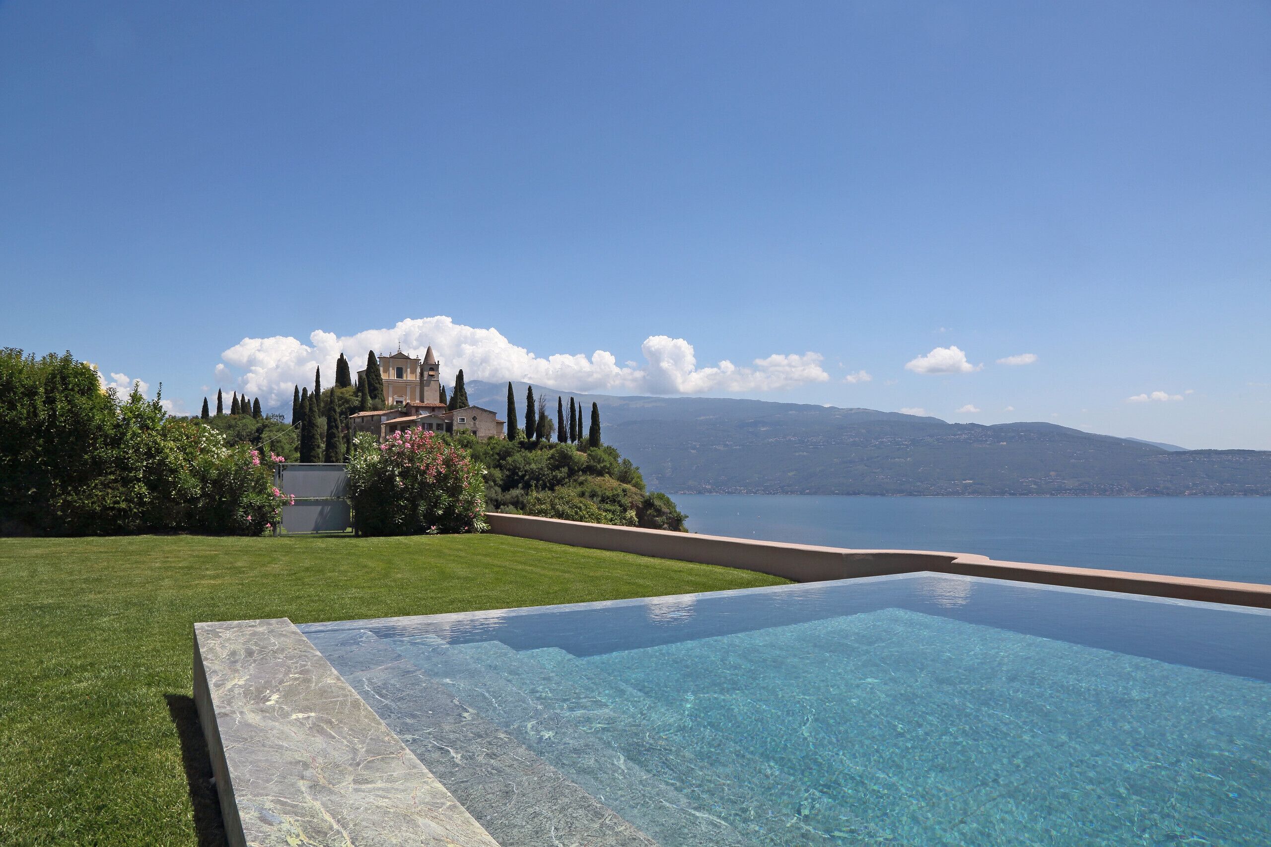 Lämmitetty uima-allas