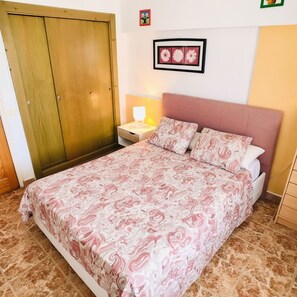 1 chambre, coffres-forts dans les chambres, fer et planche à repasser