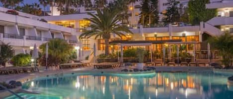 Outdoor pool, a heated pool