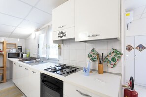 Frigorifero, microonde, forno, piano cottura