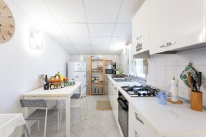 Kjøleskap, mikrobølgeovn, ovn og kokeplater