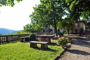 Outdoor dining - An 800 villa in the Tuscan countryside - a quiet place - pool - culture (Londa)