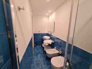 Shower, hair dryer, towels, shampoo - Beautiful Holiday house in Positano (positano)