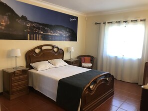 6 dormitorios, tabla de planchar con plancha, wifi gratis y ropa de cama