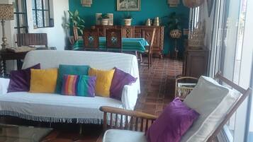 Smart TV, fireplace, books, offices