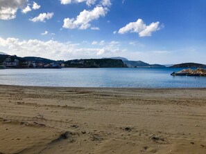 Playa en los alrededores, camastros y toallas de playa 