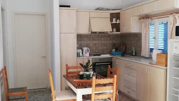 Kühlschrank, Mikrowelle, Ofen, Wasserkocher mit Kaffee-/Teezubehör