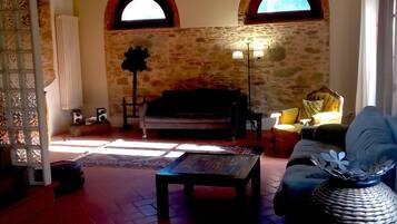 Télévision, table de tennis de table, livres