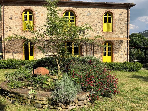 المنشأة من الخارج