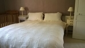 5 bedrooms, iron/ironing board, free WiFi, bed sheets - Spacious House in Tranquil Location - Ideal for Groups & Families (Bailly-En-Rivière)