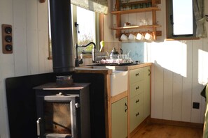 Fridge, microwave, stovetop, high chair - Beautiful Glamping Hut in stunning rural location with Exclusive Hot Tub (Challock)